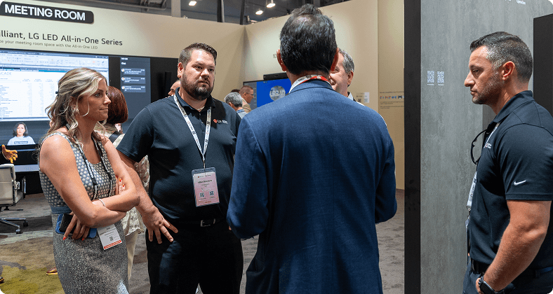A group of infocomm visitors meeting with lg representatives